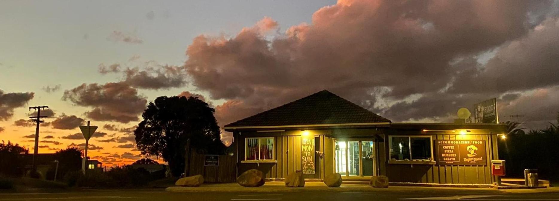 Raglan West Accommodation Units Bagian luar foto
